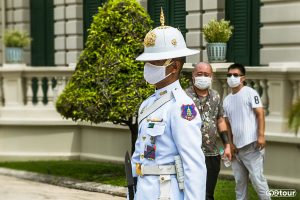 Бангкок. Гвардеец в защитной маске.
