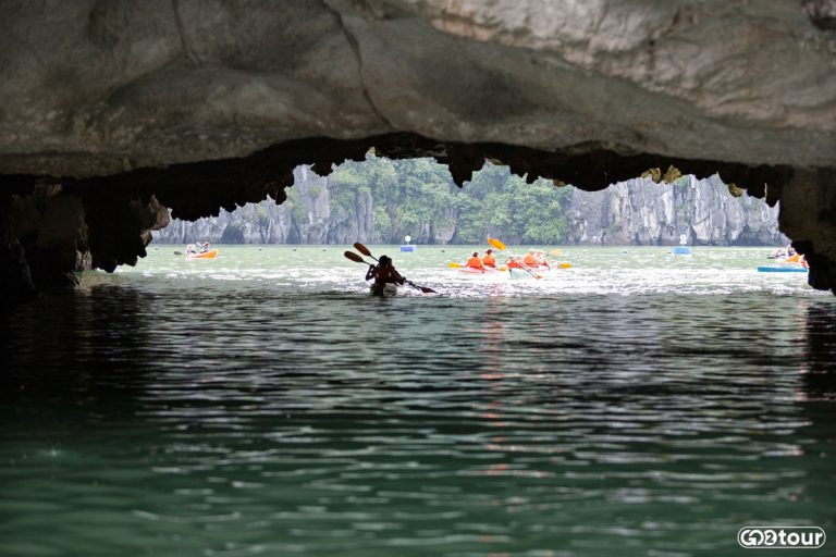 Пройдите мимо тысяч известняковых островов бухты Халонг и посетите самую красивую пещеру региона.