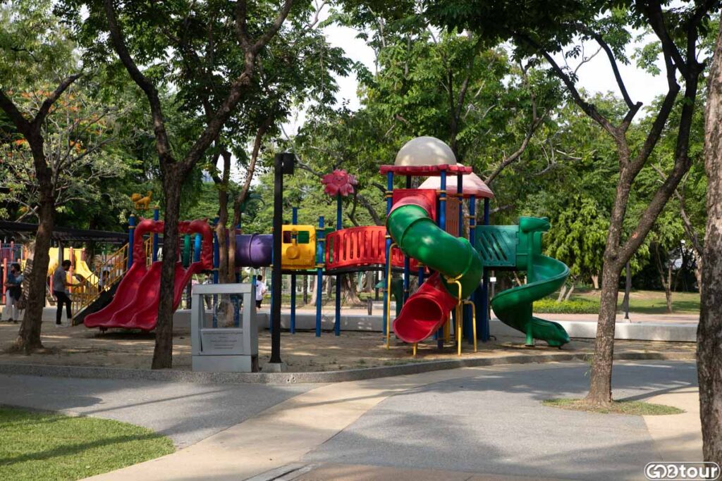 Детская площадка в парке Люмпхини в Бангкоке. 