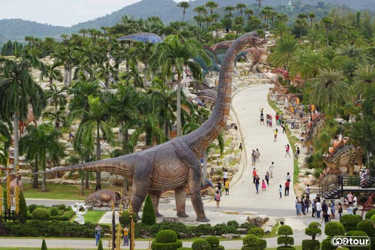 Динозавры в тропическом саду Нонг Нуч в Паттайе
