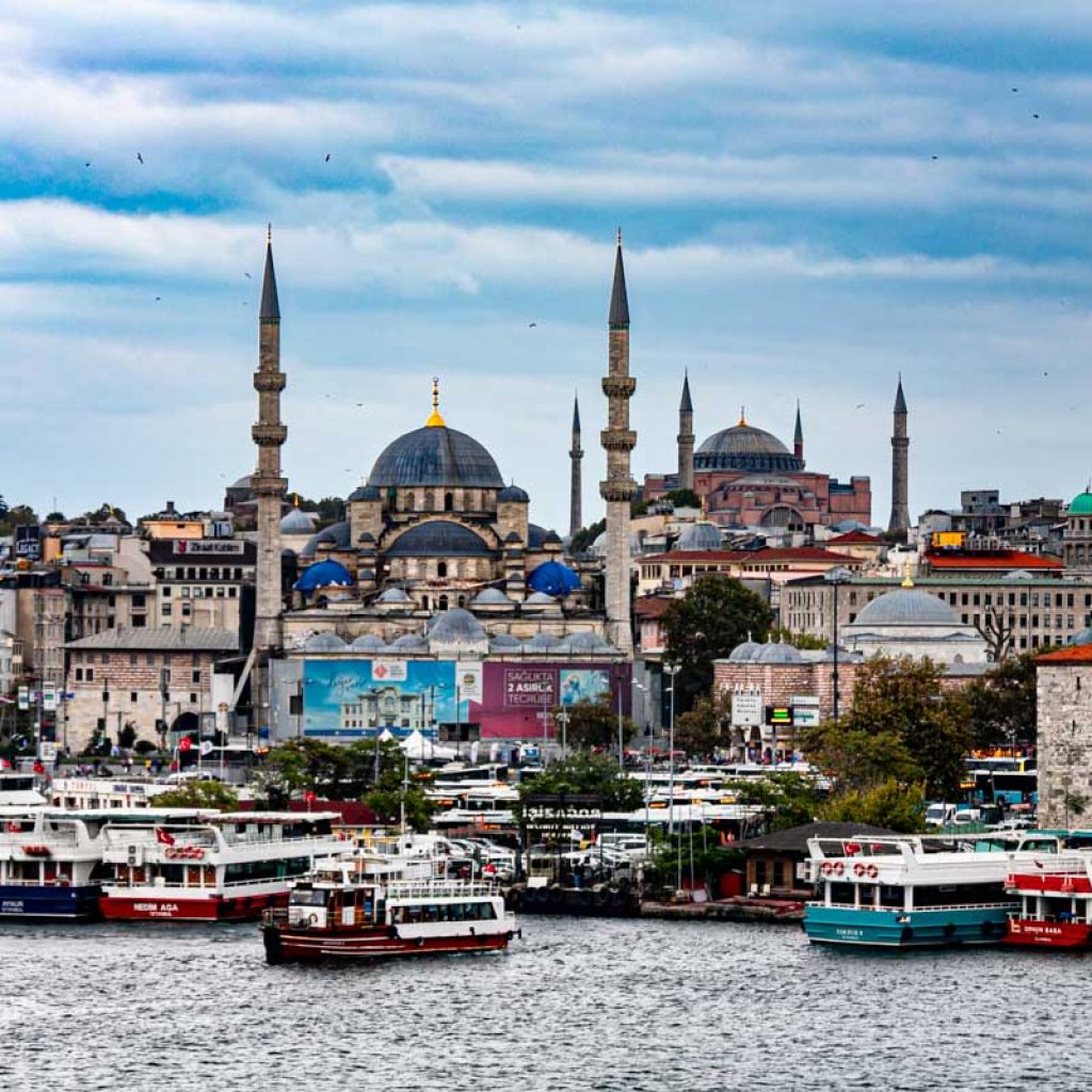 Вид на набережную Стамбула. В этой статье мы расскажем о том, что ждет туриста в Турции в пандемию COVID-19