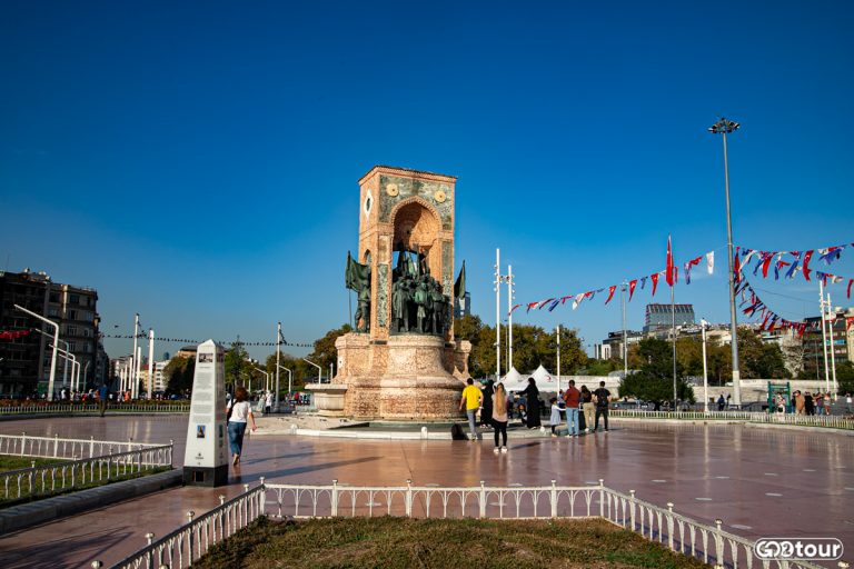 Монумент на площади Таксим в Стамбуле